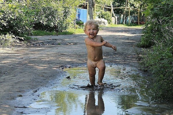 Вот в таких спартанских условиях.вырастают самые здоровые дети!