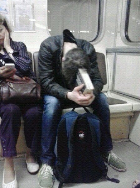 Утро. Сколько боли на этом фото... В руках у него