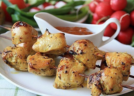 Домашний шашлык из куриных грудок.Нам потребуется:Куриная грудка - 600 г,Кефир – 1–1,5 стакана,Лук ...