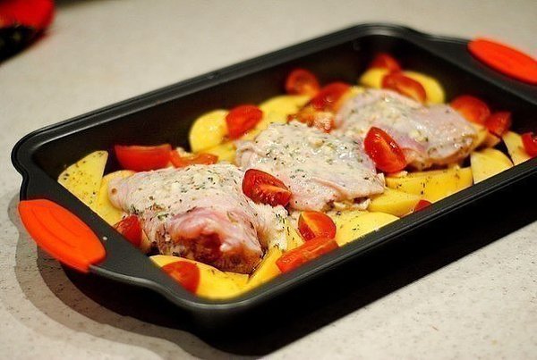 Курица маринованная в кефире, запечёная с картофелем с травами и чесноком.Ингредиенты:- кефир- ... - 4