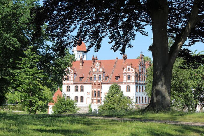   (Schloss Basedow), .  17-        ... - 28