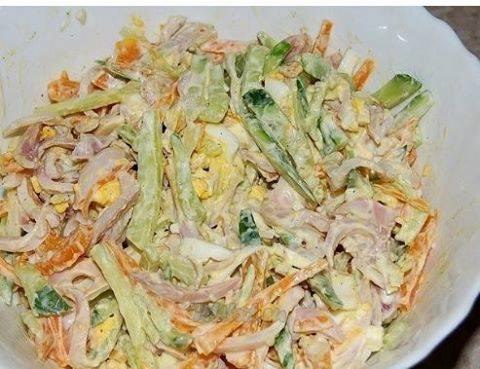 Салат "Восторг" с кальмаром, огурцом и моркови.Ингредиенты: Кальмар - 300 г Яйцо - 2 ...