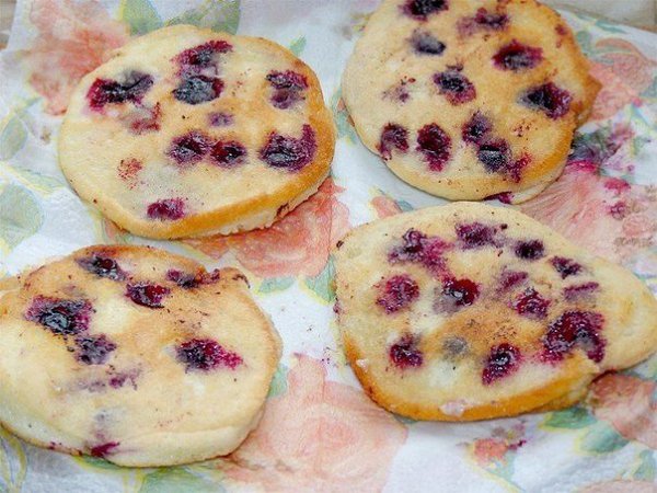 Бисквитные оладьи с чёрной смородиной.Ингредиенты:Яйца куриные — 4 шт.Сахар — 1 ст.Мука — 1 ст. ... - 7