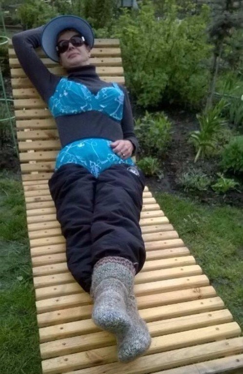ظ   