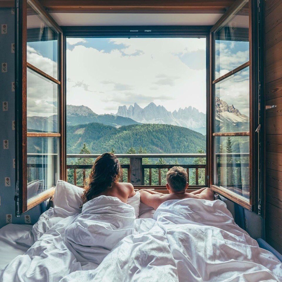Просыпаться вместе на рассвете. Идеальное утро. Домик с видом на горы. Вид из окна на горы. Вид на горы с балкона.