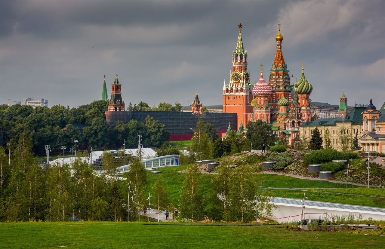 Многодневные туры из москвы. Москва Кремль Зарядье. Березы Зарядье. Зарядье Березки Кремль.