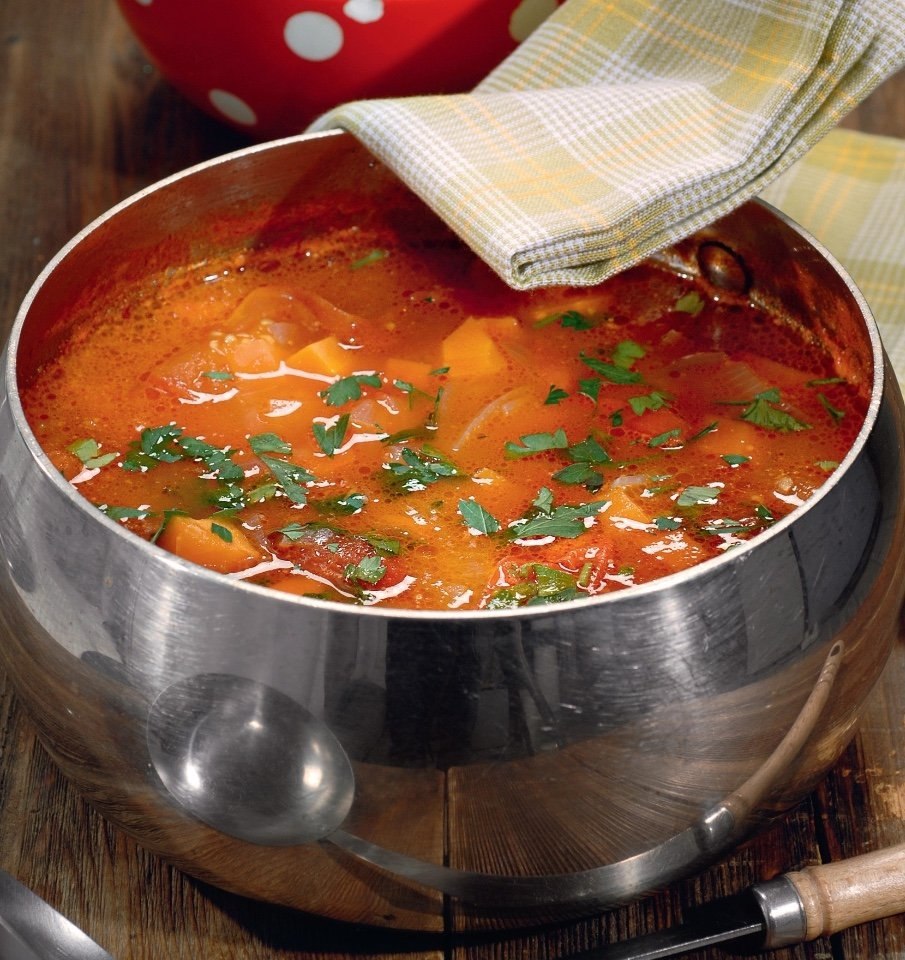 Сварить вкуснейший супчик. Суп с помидорами. Суп с солеными помидорами. Томатный суп с колбасками. Овощной суп с томатами.