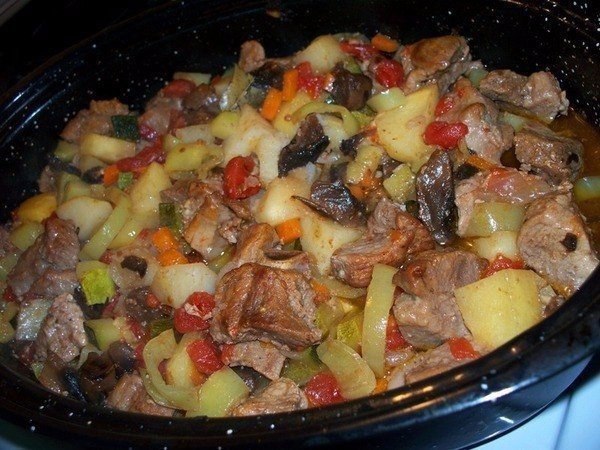 Жаркое в духовке.Жаркое, а попросту, картошка с мясом и овощами, приготовленная в духовке – это ...