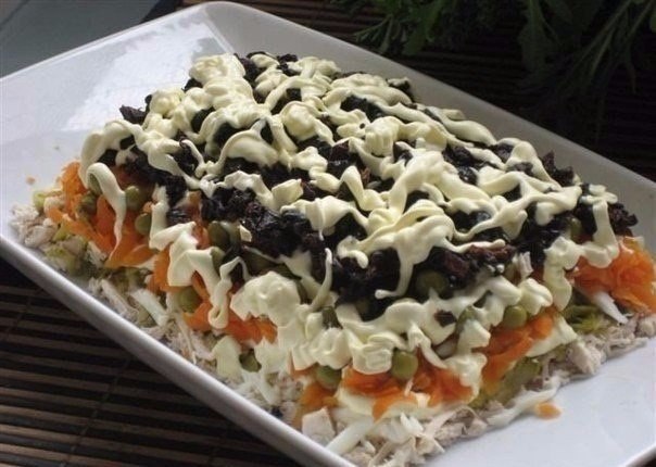 Рецепт этого салата будут выпрашивать все гости. Очень вкусный.Ингредиенты:3 филе курицы, 300 гр ...