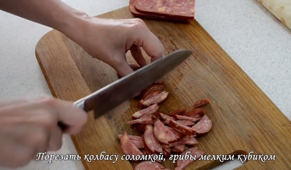 Жареный лаваш с колбасой и сыром. Это очень быстрая и простая закуска, которую можно приготовить на ... - 3