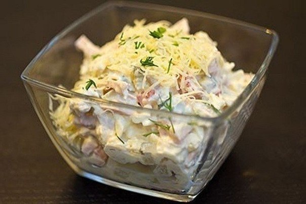 Салат с курицей, ветчиной и сметаной.на 100грамм - 100.82 ккалБ/Ж/У - ...