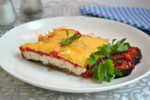 Куриное филе с баклажанами и помидорами в духовке.Куриное филе, запеченное с помидорами и ...
