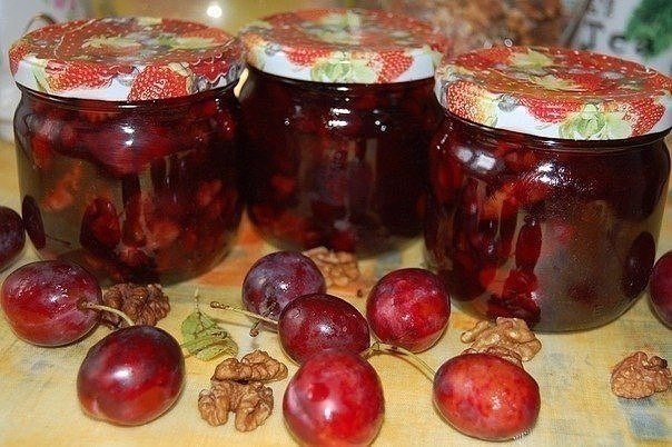 Джем из сливы с грецкими орехами. 1 кг сливы 100 г грецкого ореха 1,2 стакана воды 900 г сахара ...