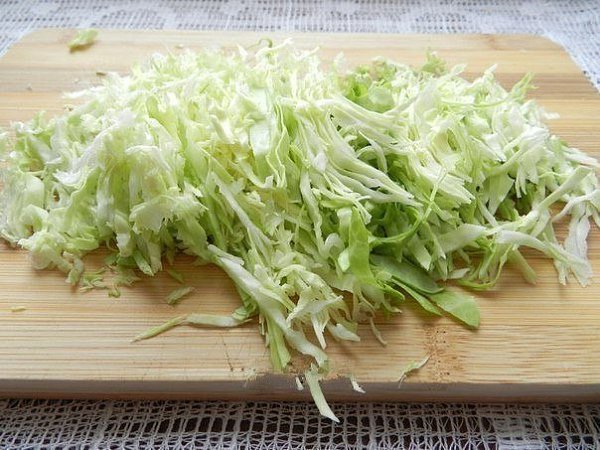 САЛАТ С КОПЧЕНОЙ КОЛБАСОЙ И ОГУРЦАМИ.ИНГРЕДИЕНТЫ: 2 свежих огурца 1/4 кочана капусты 1 сладкий ... - 2