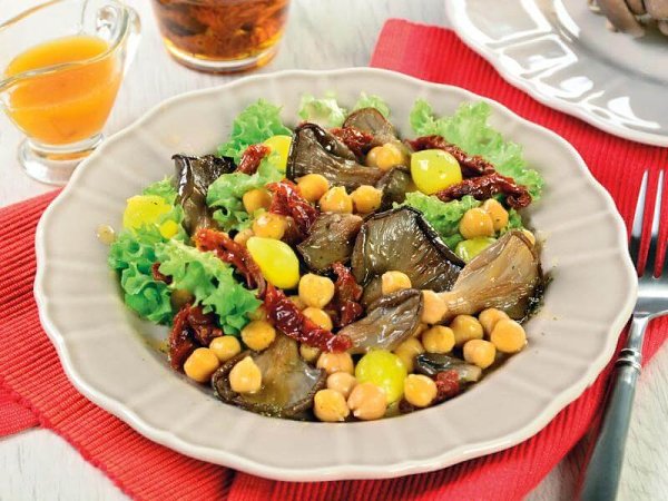 Постный салат с вешенками и нутом.Предлагаем рецепт вкусного и сытного постного салата с вешенками и ...