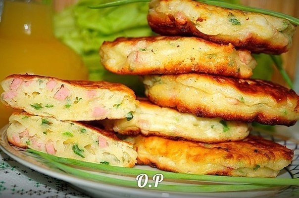 Оладьи с зелёным луком и колбасой.Для приготовления понадобится:кефир- 1 стаканяйца- 2 штмука - 1 ...