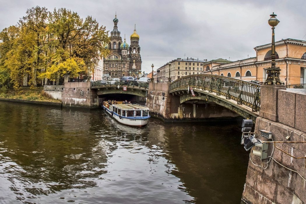 Малый Конюшенный мост в Санкт-Петербурге. Мало-Конюшенный мост в Санкт-Петербурге. .Река мойка мало-Конюшенный мост. Мало Конюшенный мост СПБ.