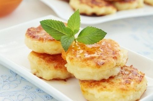 Сырники диетические из творога с изюмом.ИНГРЕДИЕНТЫ:250 г творога2-3 яйца1/3 стакана изюма5-7 ст.л. ...