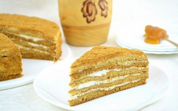 Торт Медовик. Вкуснейший торт из медового теста со сметанным кремом. Ингредиенты: Тесто: 3 яйца 150 ...