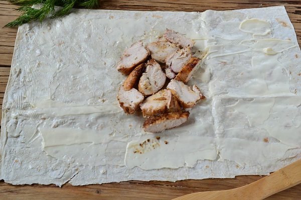 Шаверма с пикантной курочкой и чесночным соусом.Поделись рецептом с другом Ингредиенты:Куриная ... - 4
