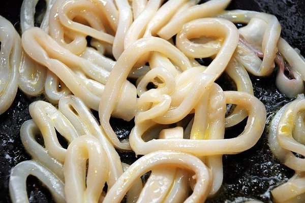 Диетический теплый салат из кальмаров с овощами.Ингредиенты2 шт Подготовленные тушки кальмаров1 ... - 5