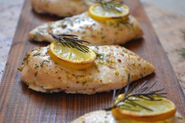 Куриное филе под медово-лимонным маринадом.Сладковатый вкус соуса дополнить пресноватое куриное мясо ...
