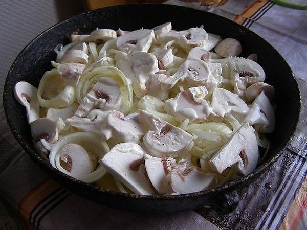 Овощная запеканка. Ингредиенты: картофель 6 средних шт. лук реп. 2 шт грибы бел. 100 гр (у меня было ... - 3