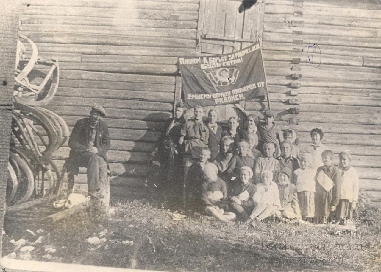 Первом пионерском. Первая Пионерский отряд 1922. Пионерские отряды Саратов 1920. Первые отряды пионеров. Пионерское Знамя 20-х годов.