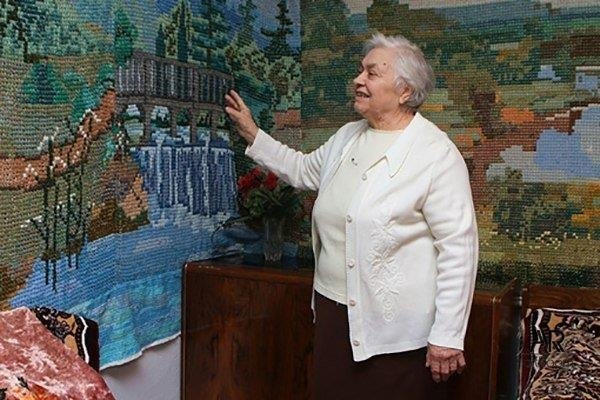 Бабушка Екатерина Кадолба вышила себе панно. Его длина – более 9 м, а ширина – 2,5 м. На свою работу ...