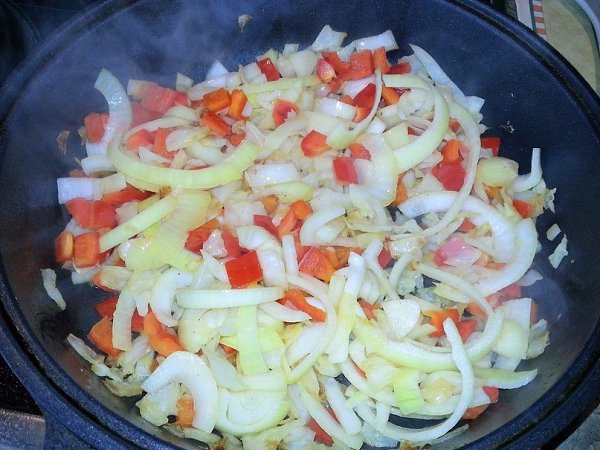 Курица с овощами. Ингредиенты: Куриное филе — 450 г Капуста — 300 г Репчатый лук — 1 шт. Сладкий ... - 8