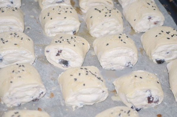СЛОЕНКИ С ТВОРОЖНОЙ НАЧИНКОЙ И ИЗЮМОМ.Ингредиенты:- Тесто слоеное бездрожжевое 400 гр- творог 400 ... - 7