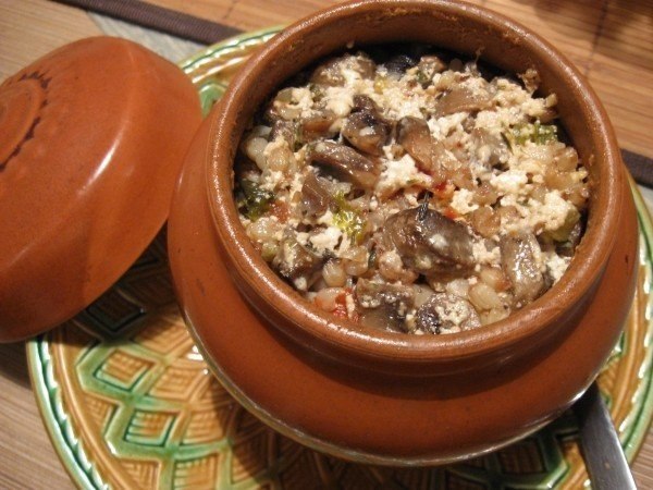 Гречка из горшка .Ингредиенты: -Мясо-100 гр -Гречка-3 ст.л -Лук -Морковь -Специи -Соль Горшочки у ...