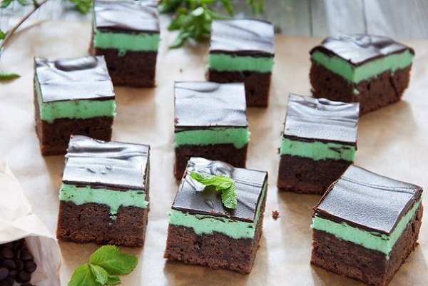 Мятные брауни. Очень понравились, по вкусу похоже на полноценное пирожное, здесь и крем, и глазурь ...