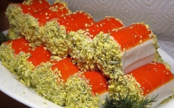 ))).Крабовые палочки «Очаровашки»Ингредиенты200 г крабовых палочек3–4 яйца100 г твердого сыра2–3 ...