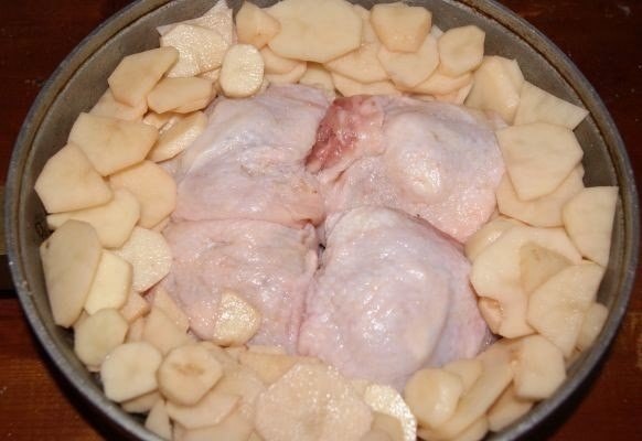 Куриные бедра в картофельном кольце.Готовить это блюдо легко и быстро. Но его прелесть не в этом. И ... - 3