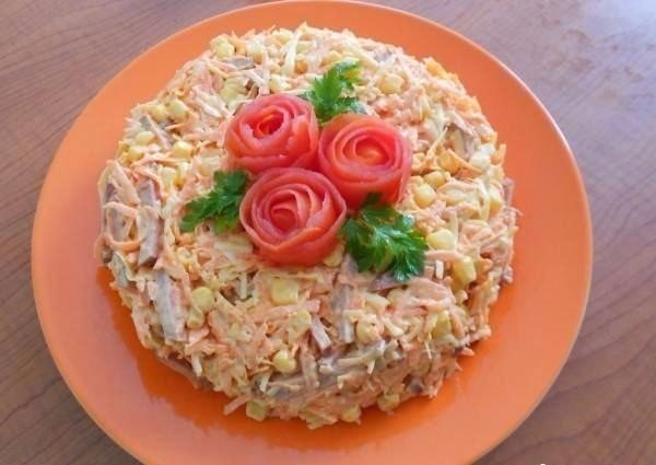 Вкусный салат с копченной колбасой.Очень простой в приготовлении и вкусный салатик.Трем на крупной ...