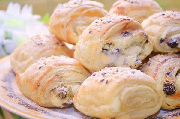 СЛОЕНКИ С ТВОРОЖНОЙ НАЧИНКОЙ И ИЗЮМОМ.Ингредиенты:- Тесто слоеное бездрожжевое 400 гр- творог 400 ... - 8