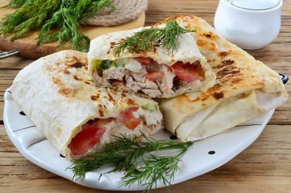 Шаверма с пикантной курочкой и чесночным соусом.Поделись рецептом с другом Ингредиенты:Куриная ...
