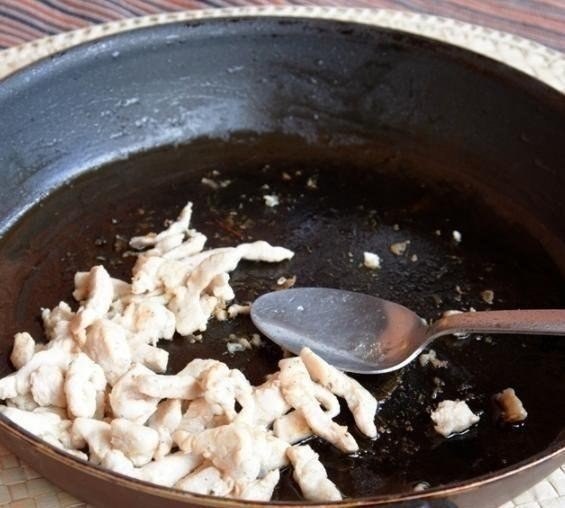 Салат с курицей, перцем и морковью.Количество: 1–2 порцийИнгредиенты:Куриное филе — 100 гМорковь — ... - 2