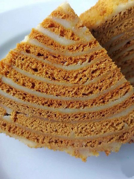 ТОРТ «КАРАМЕЛЬНЫЙ МЕДОВИК».Медово-карамельные коржи и нежный шелковистый крем. От медовика мало кто ... - 4