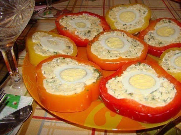 Перец с сырной начинкой и яйцом . Ингредиенты: 3 болгарских перца 300гр. твердого сыра Майонез 3 ...