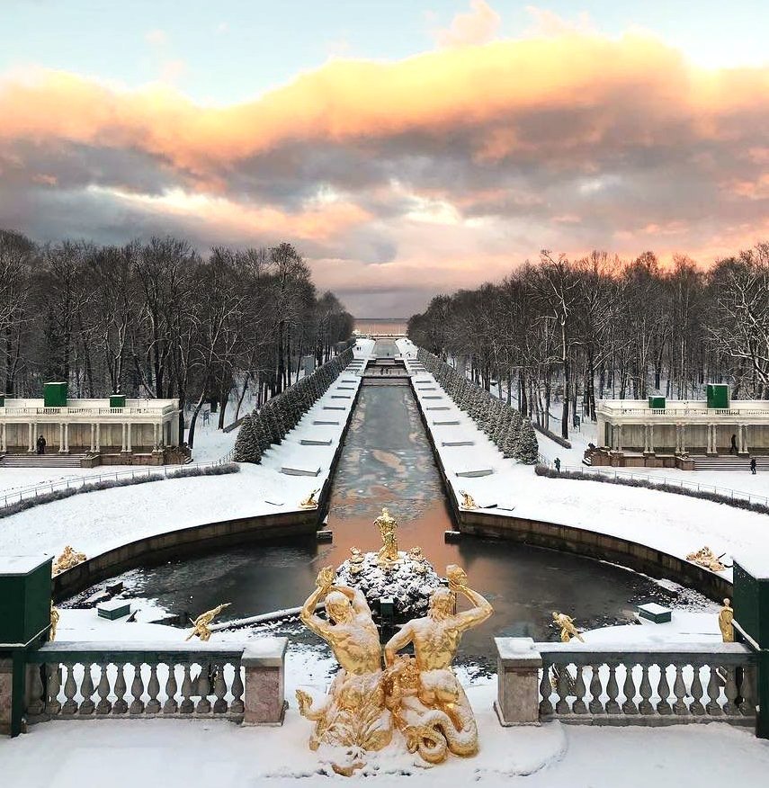 Фонтаны в петергофе в снегу. Петергоф в Санкт-Петербурге зима. Петродворец парк зимой. Петергоф дворцово-парковый ансамбль зимой. Зимний Петергоф Нижний парк.