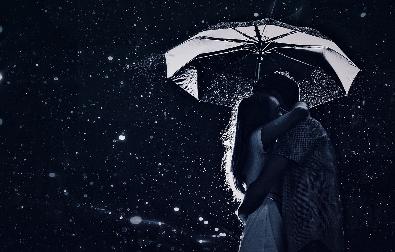 Пара под дождем. Парень с девушкой в дождь. Парень и девушка под дождем. Влюбленные под дождем. Чувство что сердце замирает
