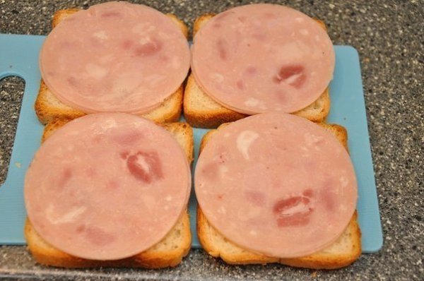 Необычные и вкусные бутерброды к завтраку. Вам потребуется: 16 кусочков белого тостерного хлеба (у ... - 7
