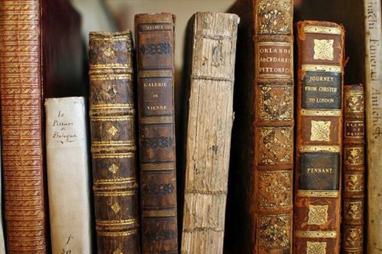 Проды книг. Книги. Старинные книги. Старинные книги Эстетика. Эститка книги старинные.