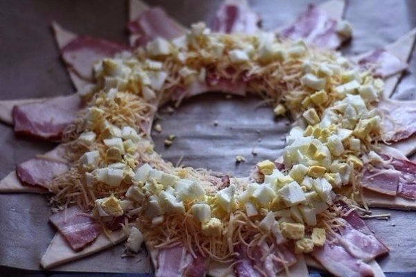 Пирог-венок с беконом, яйцами и сыром. Сохрани рецепт — пригодится! Ингредиенты: Тесто пресное ... - 6