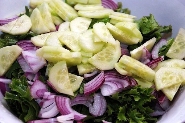 Диетический теплый салат из кальмаров с овощами.Ингредиенты2 шт Подготовленные тушки кальмаров1 ... - 6