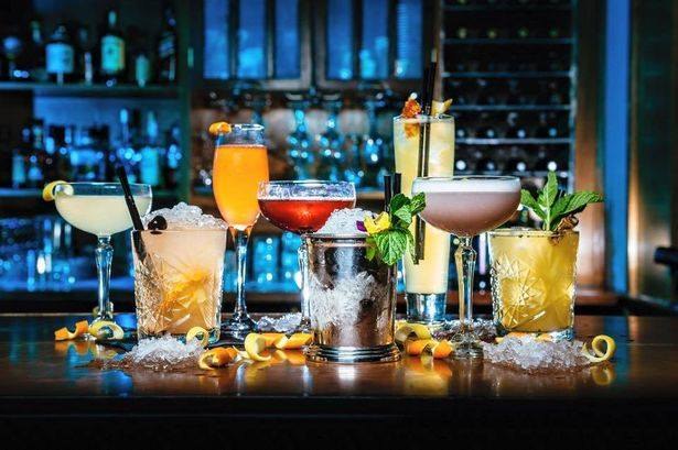 Cocktail.Само слово Cocktail, или по-русски “коктейль”, можно расшифровать как “петушиный хвост”. ...