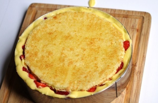 Рецепт торта Фрезье с клубникой.Французский торт Фрезье (Клубничный) – это рецепт, который всегда ... - 9