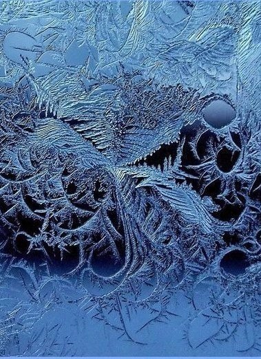 Морозные узоры на стеклах родом из детства.